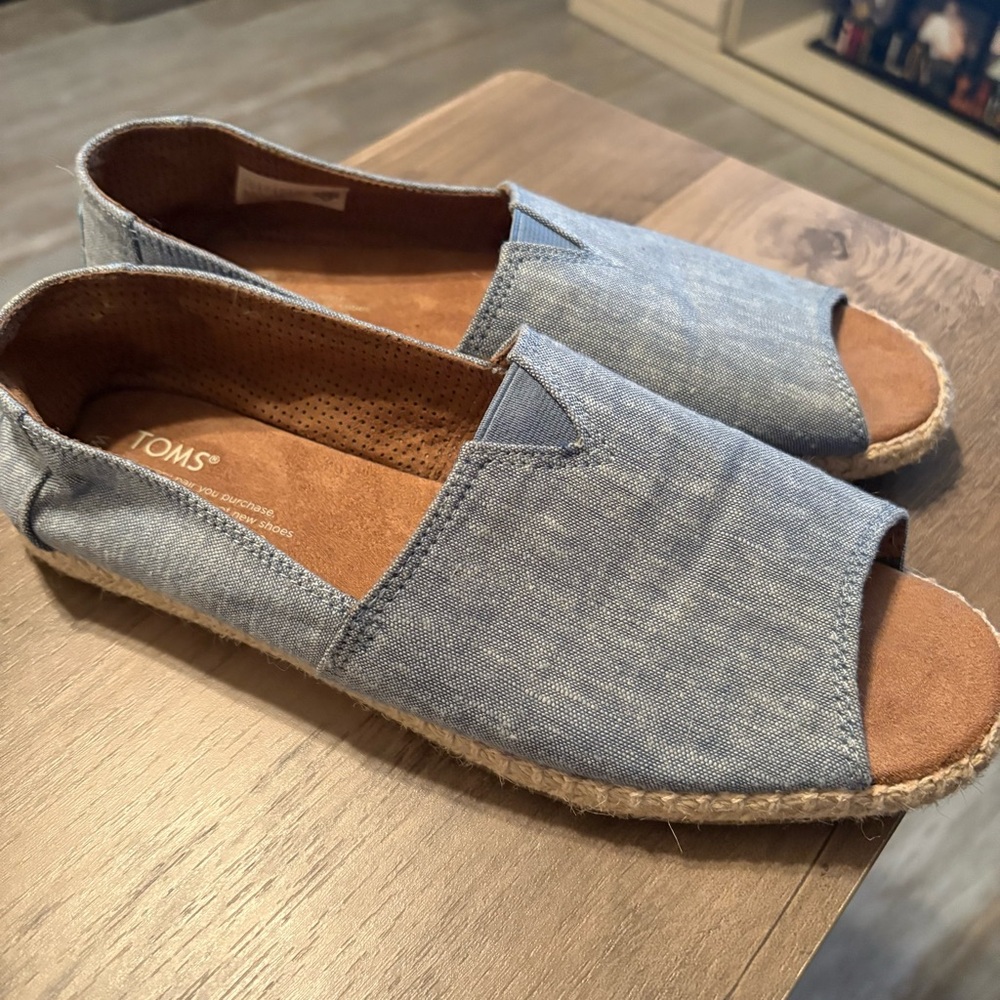 TOMS open-toe chambray espadrilles size 9 EUC